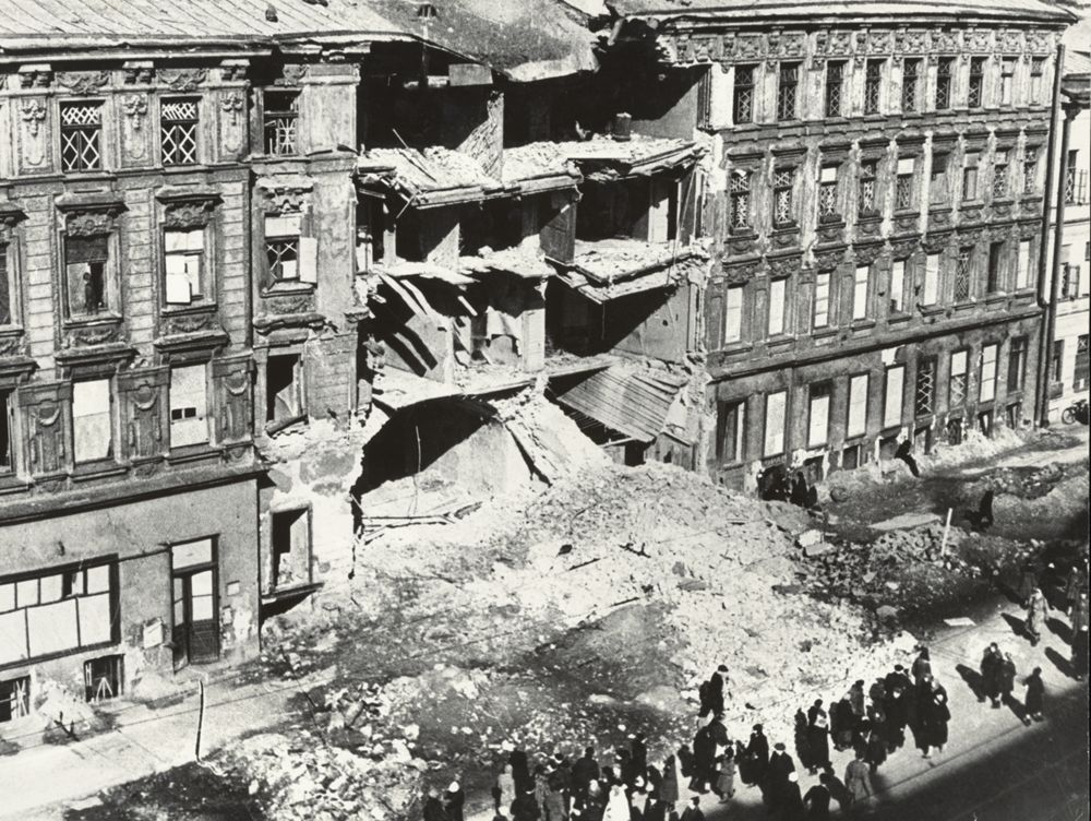Nevskii Avenue, 1942